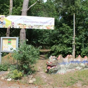 Lebensgarten Steyerberg Ein farbenfroher Keramikdrache begrüßt Besucher am Eingang des Lebensgarten Steyerberg.