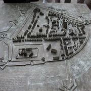 Stadtmodell Bronzemodell einer historischen Stadtansicht mit maßstabsgetreuen Gebäuden und Reliefdetails.