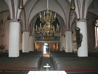 St. Martin Innenansicht Das Innere der St. Martin Kirche zeigt einen kunstvollen Kronleuchter und hohe Gewölbedecken.