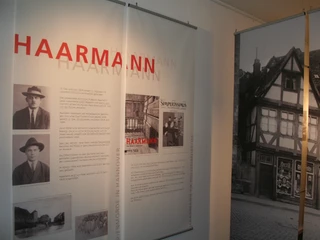 Fall Haarmann im Polizeimuseum Museumsausstellung über den berüchtigten Serienmörder Fritz Haarmann mit historischen Fotos und Texten.