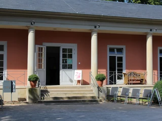 Tourist-Information in Bad Rehburg mit offener Eingangstür und Stufen, umgeben von Säulen.