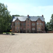 Schloss Erbhof Thedinghausen Historisches Schloss Erbhof Thedinghausen mit Backsteinfassade und großzügigem Vorplatz im Sommer.