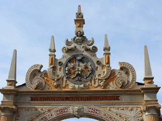 Weserrenaissance-Tor von Nahem Detailreiche Nahaufnahme des kunstvollen Weserrenaissance-Portals mit reichen Verzierungen und Wappen.