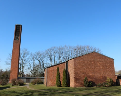 St. Michaelskirche Nienburg mit markantem rechteckigen Glockenturm aus rotem Backstein und weitläufigem Kirchengelände.