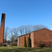 St. Michaelskirche Nienburg St. Michaelskirche Nienburg mit markantem rechteckigen Glockenturm aus rotem Backstein und weitläufigem Kirchengelände.
