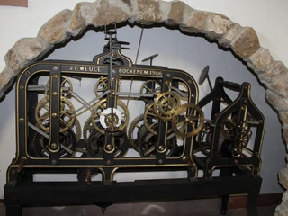 St.-Gangolf-Kirche in Wietzen Uhrwerk Mechanisches Uhrwerk von J.F. Weule, Bockenem 1906, aus Metall mit sichtbaren Zahnrädern und Hebeln.
