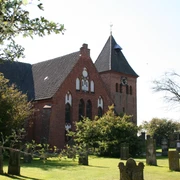 Die St.-Sigismund-Kirche in Daverden ist eine mittelalterliche Backsteinkirche mit markantem Uhrenturm.