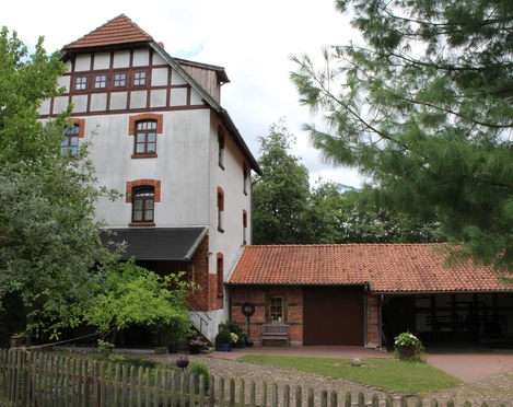Wassermühle Blenhorst Wassermühle Blenhorst, ein Fachwerkgebäude mit roten Ziegeln und einem weitläufigen Garten.