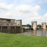 Wehr Drakenburg: Eine imposante Schleusenanlage mit Brücken in ländlicher Umgebung vor blauem Himmel.