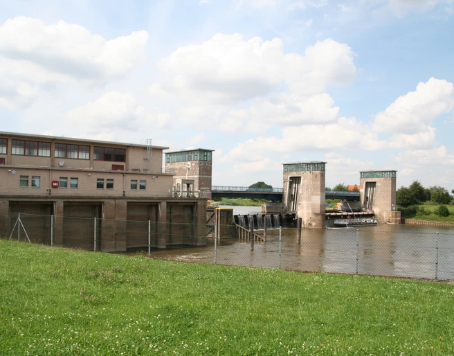 Wehr Drakenburg Wehr Drakenburg: Eine imposante Schleusenanlage mit Brücken in ländlicher Umgebung vor blauem Himmel.