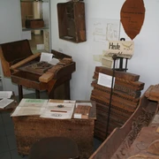 Zigarrenmacherstube Ein kleiner Raum mit historischen Werkzeugen und Materialien zur Zigarrenherstellung in einer Ausstellung.