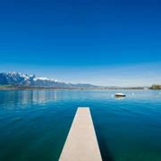 hilterfingen-huenegg-kurve-fruehling-steg-schiffe-thunersee-thun-stockhorn-spazier-uferwege.jpg