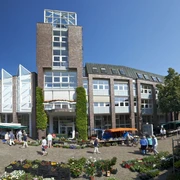 Rathaus mit Wochenmarkt Rathaus mit Wochenmarkt