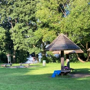 Liegewiese_Farchau2_22082023_PetraRoemer.jpg Liegewiese mit überdachten Sitzmöglichkeiten