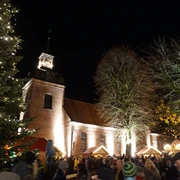 Adventsmarkt auf dem Kirchplatz in Wittmund