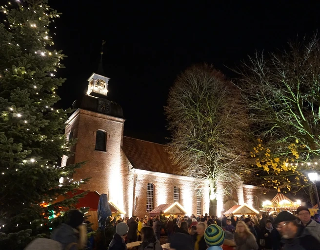 Adventsmarkt auf dem Kirchplatz in Wittmund