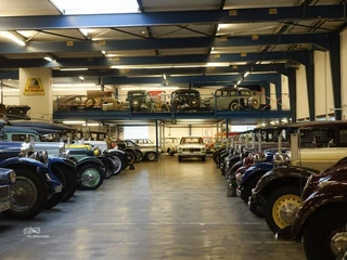 Sammlung Automobil Viele Oldtimer in einer großen Halle.