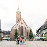 Einbeck erkunden Einbecks Markplatz mit zwei Frauen und ihren Fahrrädern