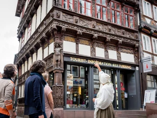Führung vor der Tourist-Information im Eickeschen Haus Stadtführungsgruppe besichtigt die Tourist-Information im Eickeschen Haus