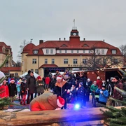 Weihnachtsmarkt "Rund um´s Eis" Markkleeberg Rathaus von Markkleeberg mit weihnachtlichen Ständen davor mit ein bisschen Schnee.
