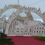 Adventsmarkt Dommitzsch  Schwibbogen mit Schriftzug Dommitzsch
