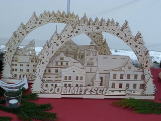 Adventsmarkt Dommitzsch  Schwibbogen mit Schriftzug Dommitzsch