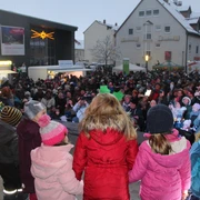 Markranstädter Weihnachtsmarkt Markranstädter Weihnachtsmarkt Kinderchor mit Blick auf den Weihnachtsmarkt