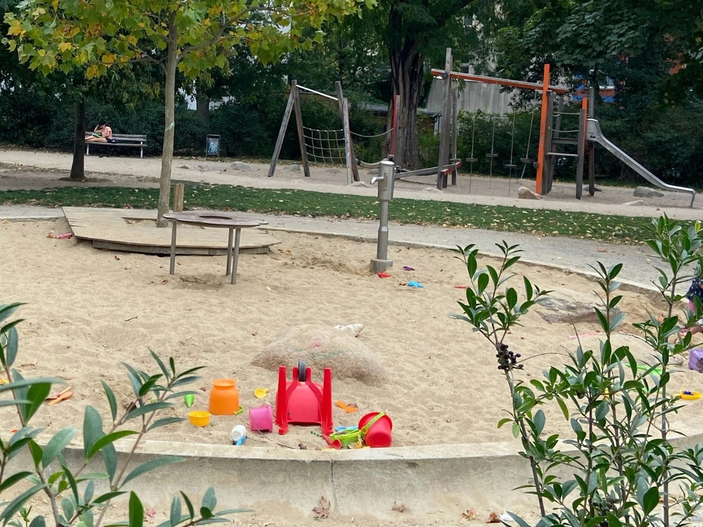 Spielplatz Karl-Heine-Platz - Familienurlaub in Leipzig Weitläufiger Spielplatz mit verschiedenen Bereichen zum Klettern, Matschen und Toben