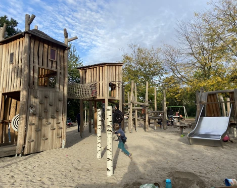 Spielplatz Herderplatz- Familienurlaub in Leipzig Neusanierter Spielplatz im lebendigen Stadtteil Connewitz.