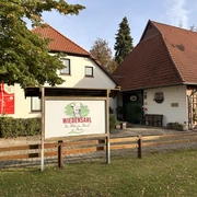 Wilhelm Busch Land Wiedensahl Wilhelm-Busch-Museum mit klassischen Giebeldächern, umgeben von Bäumen und klaren Herbsthimmel.