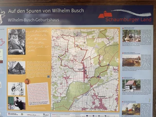 Wilhelm Busch Land Wiedensahl Informationstafel über das Wilhelm-Busch-Geburtshaus in Wiedensahl mit Wanderkarte und Fotos.
