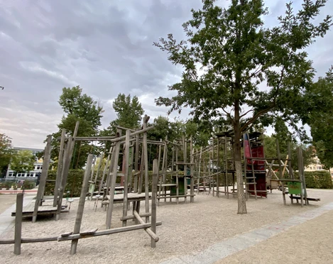Spielplatz Steinplatz - Familienurlaub in Leipzig Offener Spielplatz auf dem Steinplatz inmitten der Leipziger Südvortadt