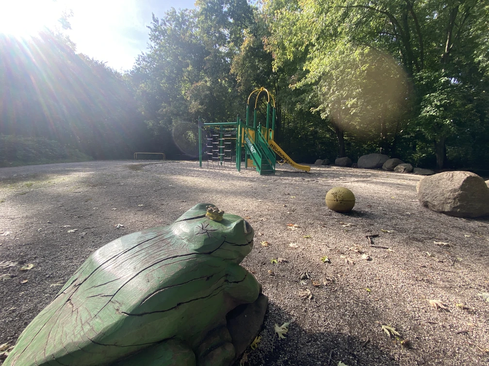 Spielplatz Marienweg - Familienurlaub in Leipzig Schattiger Spielplatz, der an ein Schloss erinnert mit hölzernem Froschkönig.
