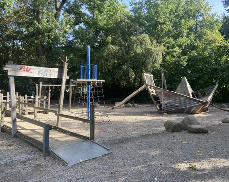 Spielplatz Auensee - Familienurlaub in Leipzig Maritim angehauchter Abenteuerspieplatz mit hölzernem Piratenschiff am Auensee.