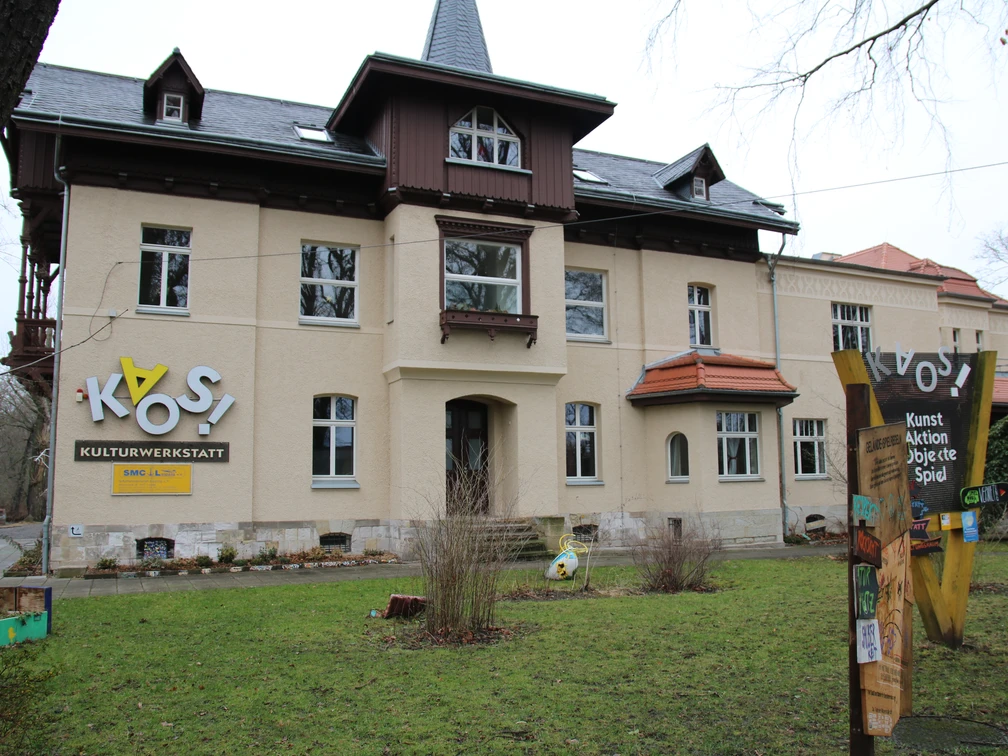 Kulturwerkstatt KAOS - Familienurlaub in Leipzig Die alte Villa inmitten des Stadtgarten Lindenau ist Heimat der Kulturwerkstatt KAOS.