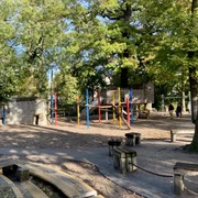 Spielplatz Rennbahnweg - Familienurlaub in Leipzig Der Spielplatz Rennbahnweg ist ein Kletter-und Spielparadies im Leipziger Clara-Zetkin-Park