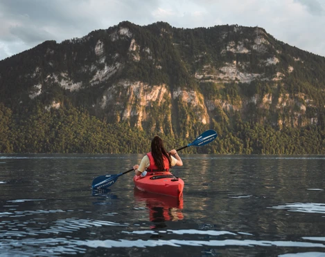 Bootsvermietung Kajak Kajak fahren auf dem Vierwaldstättersee vor WeggisKayaking on Lake Lucerne off WeggisFaire du kayak sur le lac des Quatre-Cantons devant Weggis