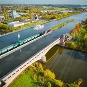 Minden-Wasserstraßenkreuz-Teutoburger-Wald-Tourismus-J-Motzny-059-CC-BY-SA.jpg Das Bild zeigt das Wasserstraßenkreuz von oben. Auf dem Mittellandkanal fährt ein Schiff der Mindener Fahrgastschiffahrt.