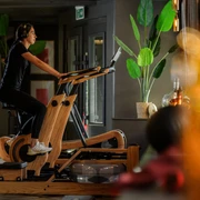 Indoor-Aktivitäten im Goms Indoor-Bike in einem Fitnessbereich – eine von vielen Indoor-Aktivitäten im Goms.modern indoor bike in a fitness area – one of many indoor activities in Goms.un vélo d’intérieur moderne dans une salle de sport – l’une des nombreuses activités