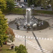 Ebertplatz Der Ebertplatz in Köln zeigt eine eindrucksvolle Brunneninstallation mit sphärischen Elementen, Bäumen, gepflasterter Fläche.Ebertplatz in Cologne features an impressive fountain installation with spherical elements, trees and a paved surface.