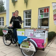 Lastenrad Babboe Ein Lastenrad von Babboe mit Werbeaufdruck vor einem gelben Gebäude in Bad Nenndorf.