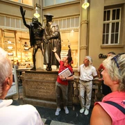 Rahmenprogramm Stadtrundgang durch die Leipziger Innenstadt | Leipzig Convention Bureau Rahmenprogramm Stadtrundgang mit Stopp einer Gruppe an der Figurengruppe am Auerbachs Keller – präsentiert vom Leipzig Convention BureauSupporting programme Guided walking tour with a group stop at the statue group at Auerbach's Cellar – presented by the Leipzig Convention Bureau