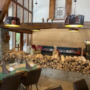 Wildparkgaststätte - Gehobene Hausmannskost und Biergarten  Die gemütliche Spielecke in der rustikalen Wildparkgaststätte begeistert kleine und große Gäste.