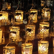 Weihnachtsmarkt auf dem Kirchberg Beucha Gelb leuchtende weihnachtliche Teelichter