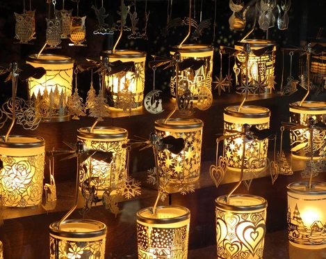 Weihnachtsmarkt auf dem Kirchberg Beucha Gelb leuchtende weihnachtliche Teelichter