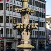 Finial  Kreuzblume mit aufwendigen Verzierungen vor der KölnTourismus GmbH.Finial with elaborate decorations in front of the Cologne Tourist Board.