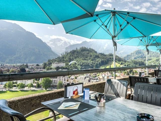 restaurant-top-o-met-hotel-metropole-tische-sonnenschirme-aussicht.jpg