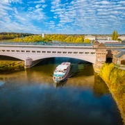 Minden-Wasserstraßenkreuz-Teutoburger-Wald-Tourismus-J-Motzny-001-CC-BY-SA(1).jpg Das Bild zeigt ein Schiff auf der Weser