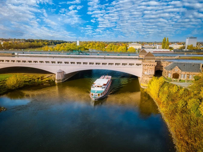 Minden-Wasserstraßenkreuz-Teutoburger-Wald-Tourismus-J-Motzny-001-CC-BY-SA(1).jpg Das Bild zeigt ein Schiff auf der Weser