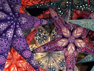 Bad Driburg - Weihnachtssterne Bunte Weihnachtssterne in vielfältigen Mustern und Farben beleuchtet, erzeugen festliche Stimmung.